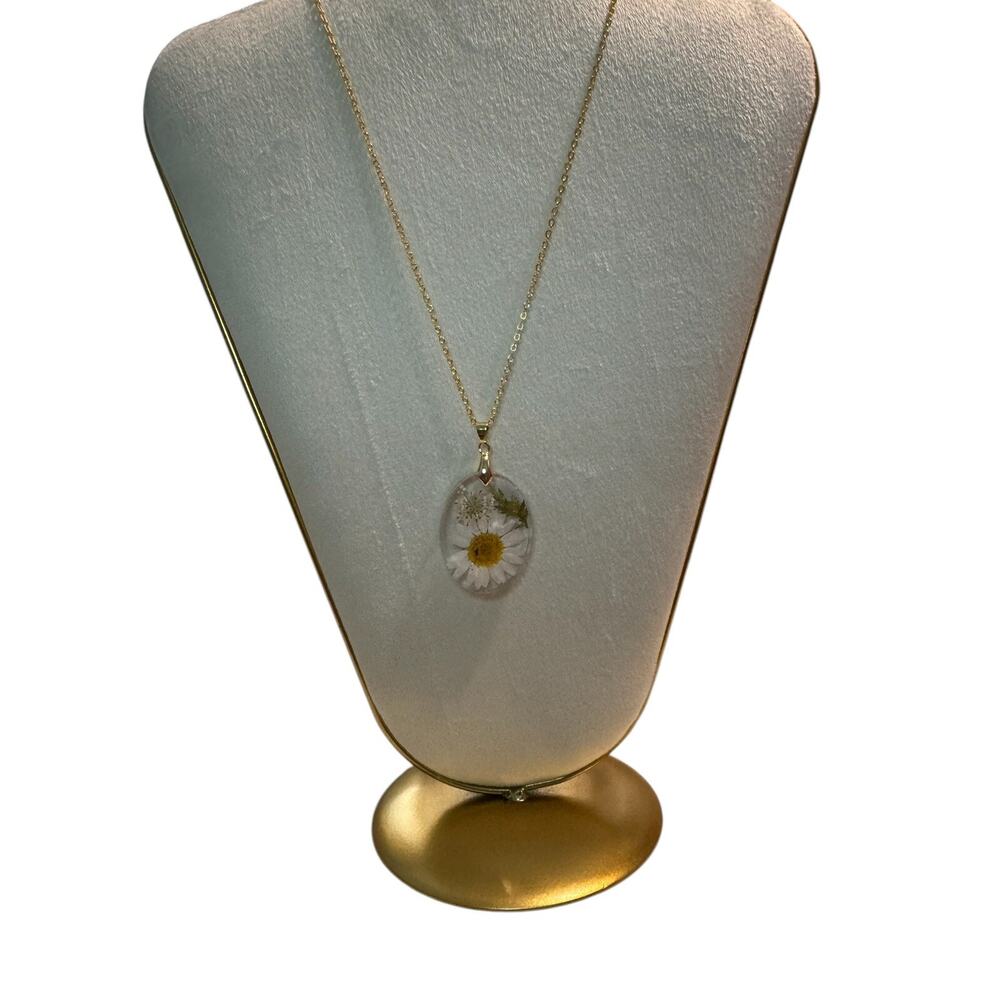 Oval Resin Dried Flower Pendant Charm Necklace 2.19 Inches 18in Goldtone Necklac